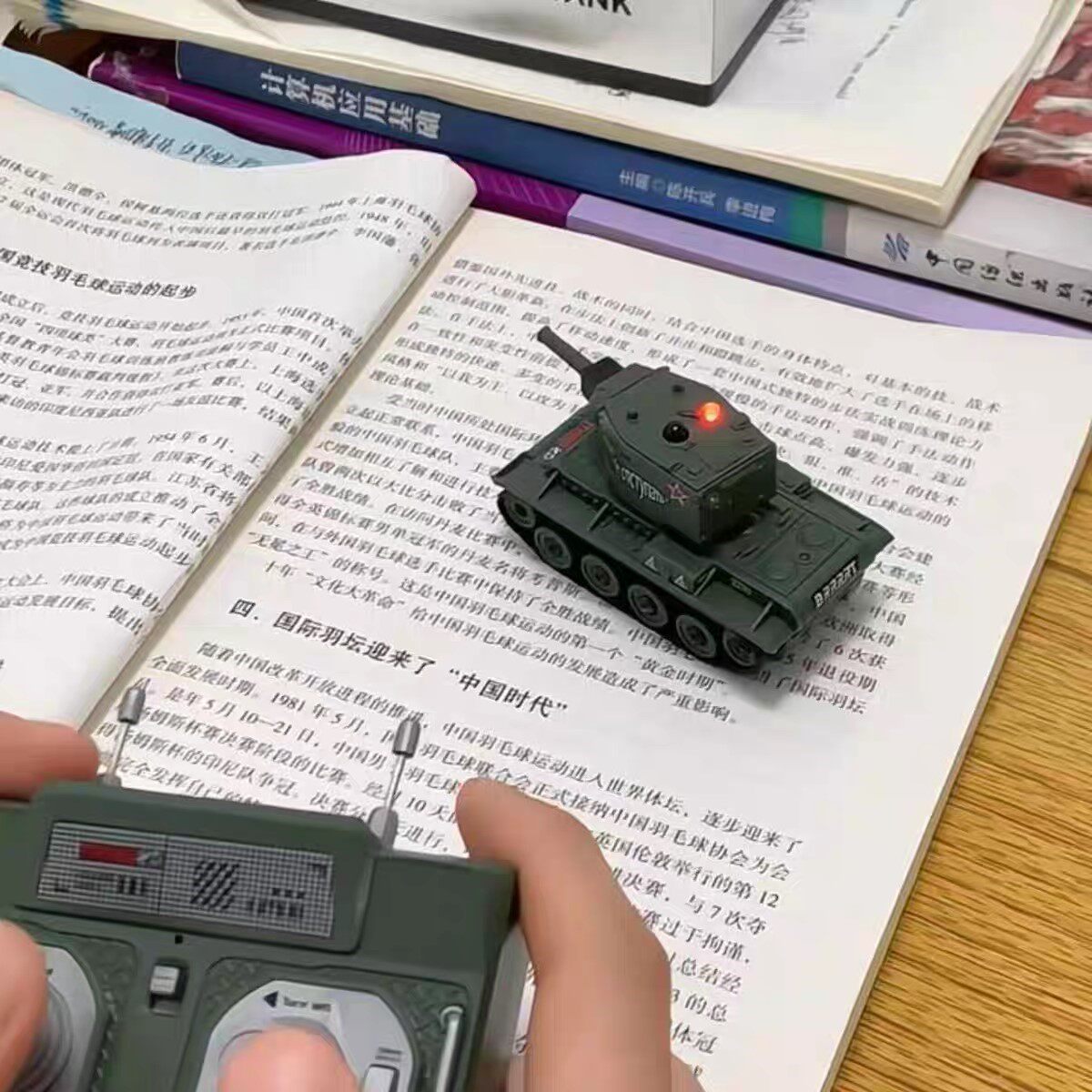 如何选择网红小型坦克遥控电动玩具？