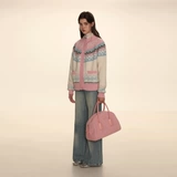 Кремовый свитер, ретро весенняя куртка, тренд сезона, стиль