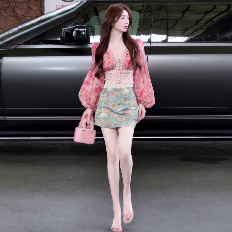 French-Style Beautiful and Unique Floral Long-Sleeved Shirt for Women, New Spring and Autumn Style, Waist-Cinching, Lace Patchwork, Unique Top