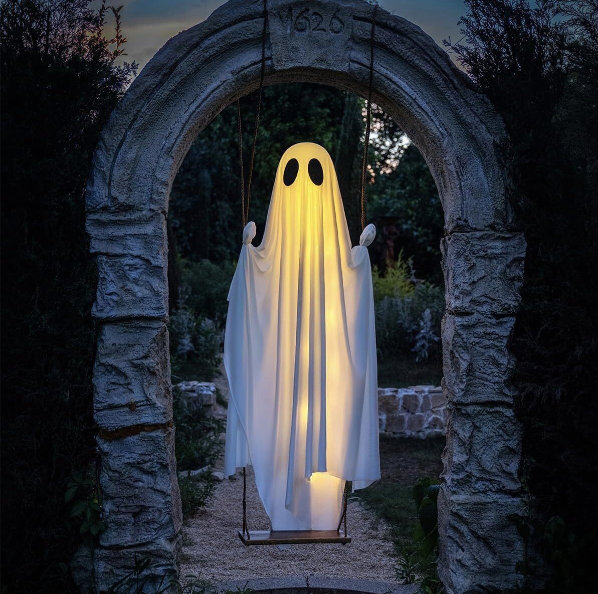 Cross-border popular Halloween decorations: swing, ghost pendant, large ghost ornament, glowing outdoor scene decorations, atmosphere props