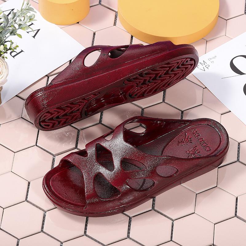 Mom Wears Slippers for Outdoor Use, New Style Women's Oil-Resistant Slippers for Middle-Aged and Elderly Women, Non-Slip and Wear-Resistant, Suitable for Home and Outdoor Use