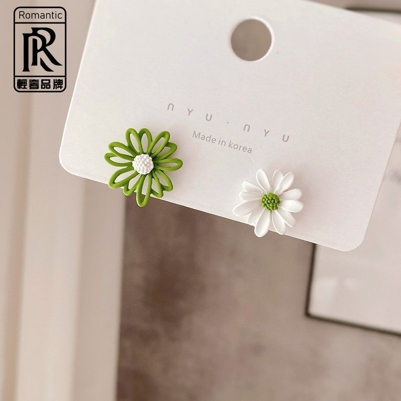 Small daisy summer earrings female hollow flower earrings s925 sterling silver needle earrings chrysanthemum petals Korean version super fairy