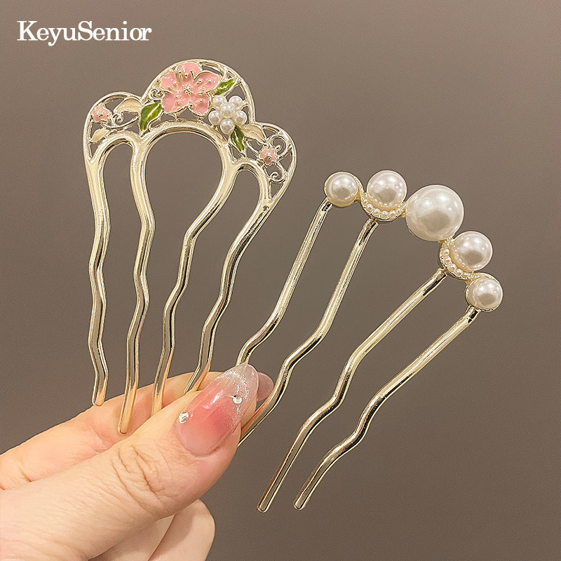 A high-end hairpin with pearl flowers and a U-shaped hair clip for a bun hairstyle, used to secure the hair at the back of the head. It also features a four-tooth comb and a sophisticated hairpin.