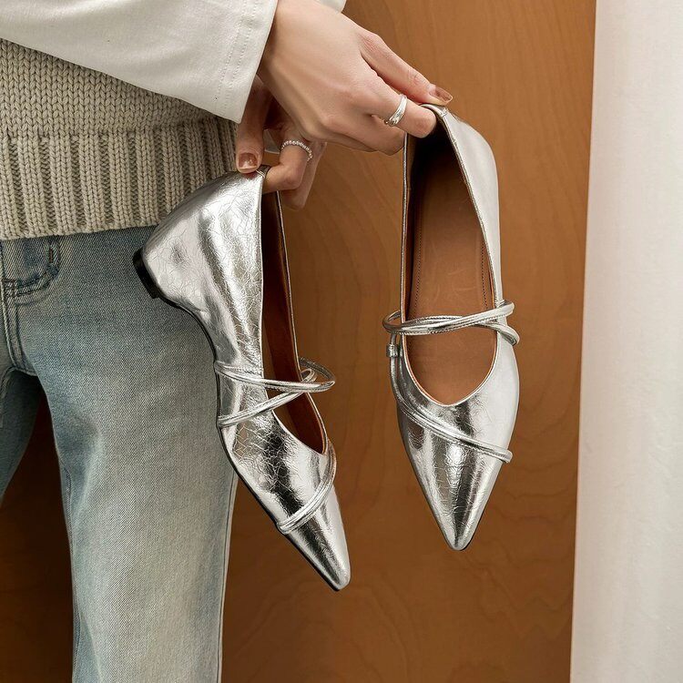 ラムスキンバージョン～クロスストラップ付きのフレンチスタイルのシルバーポインテッドトゥローカットメリージェーンシューズ、多用途で隠しウェッジヒール、春