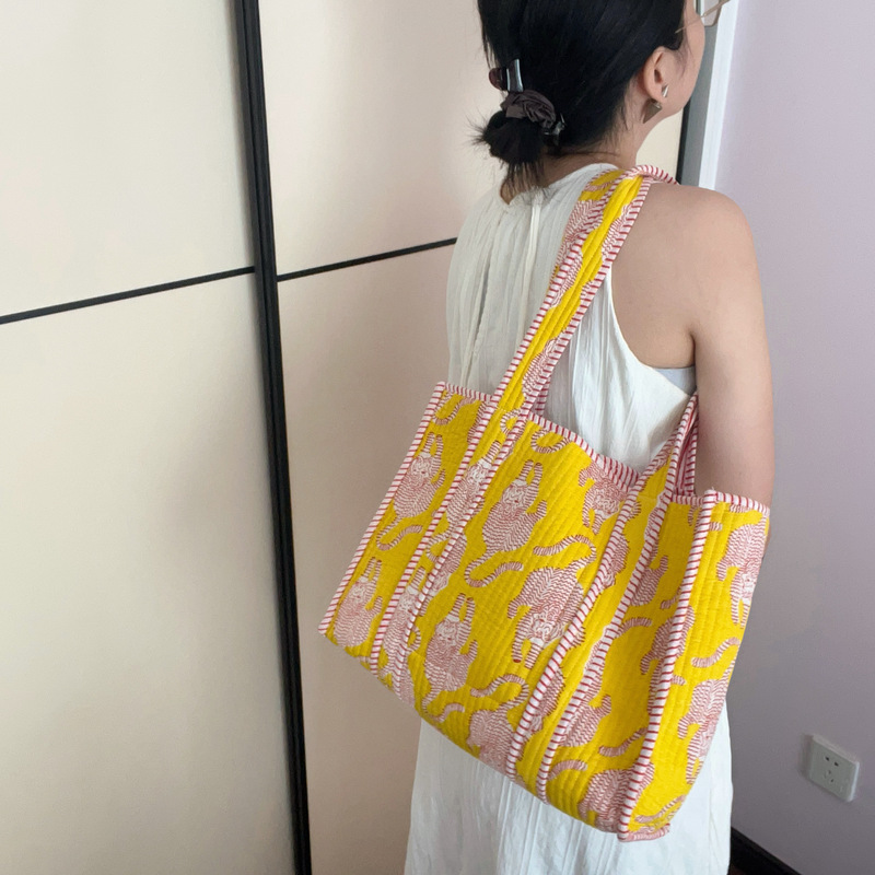 Huang Jing's Same Style Shoulder Bag, Tiger Print Tote Bag, Gold Contrast Shopping Bag, Mommy Bag, Beach Bag Huang Jing's Same Style Shoulder Bag, Tiger Print Tote Bag, Gold Contrast Shopping Bag, Mommy Bag, Beach Bag