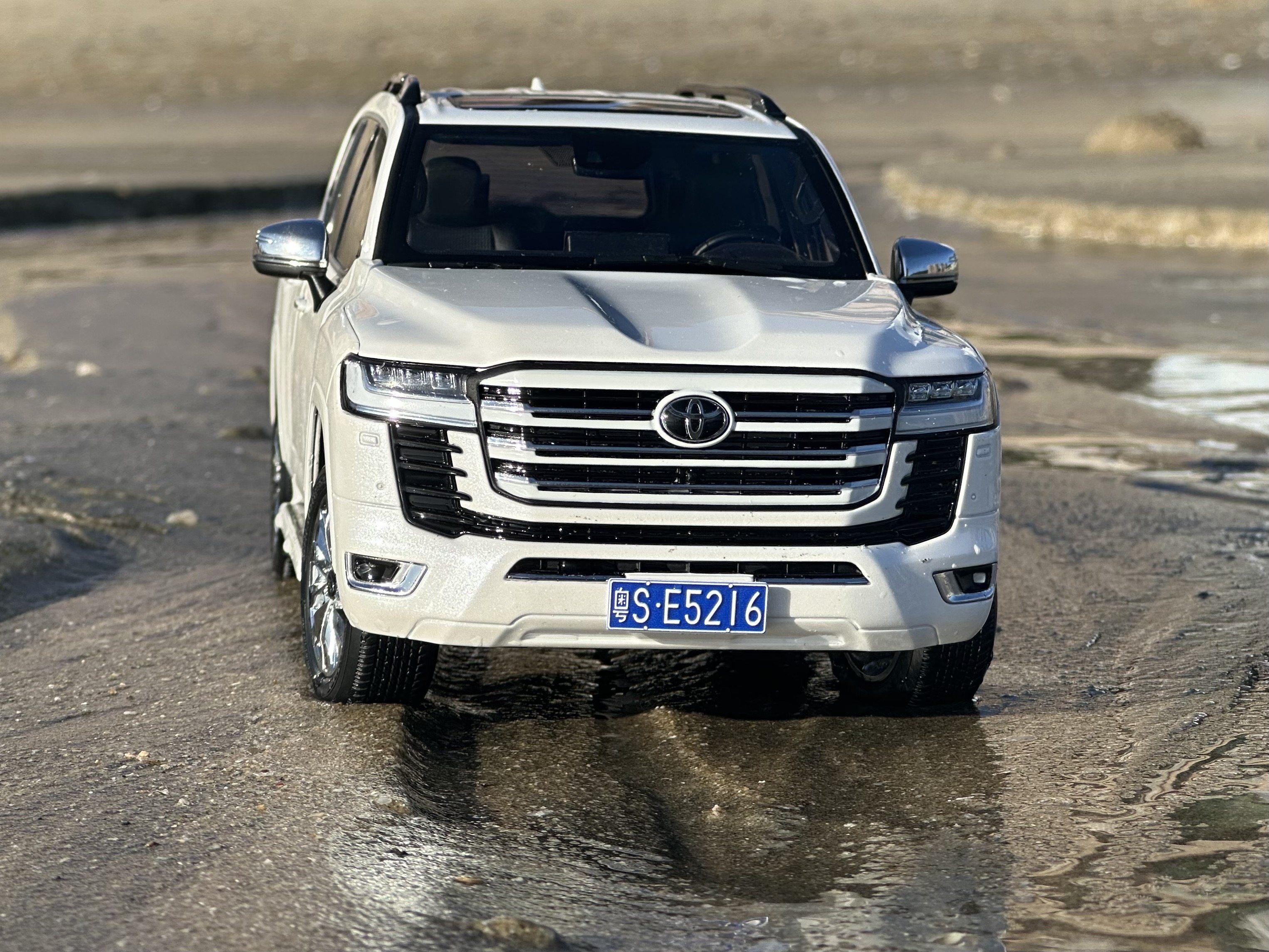 LCD 1：18 丰田陆巡Land Cruiser LC300 ZX 合金汽车模型