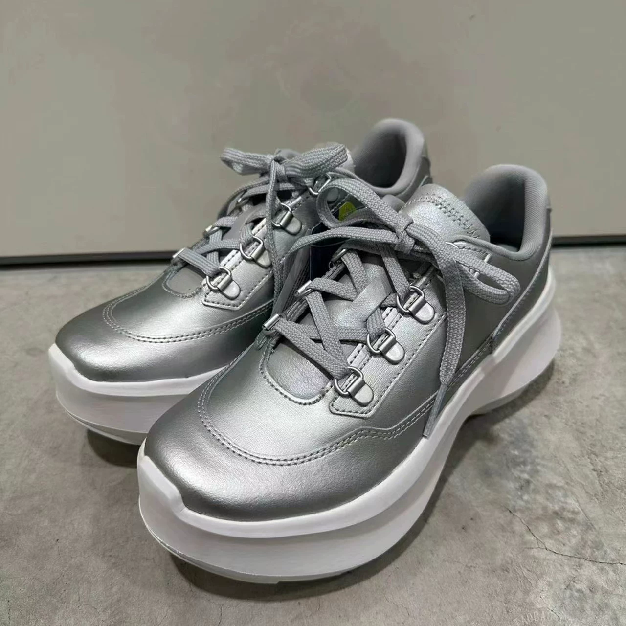 Стиль Лизы перекрестная лента платформенная подошва кожаные кроссовки