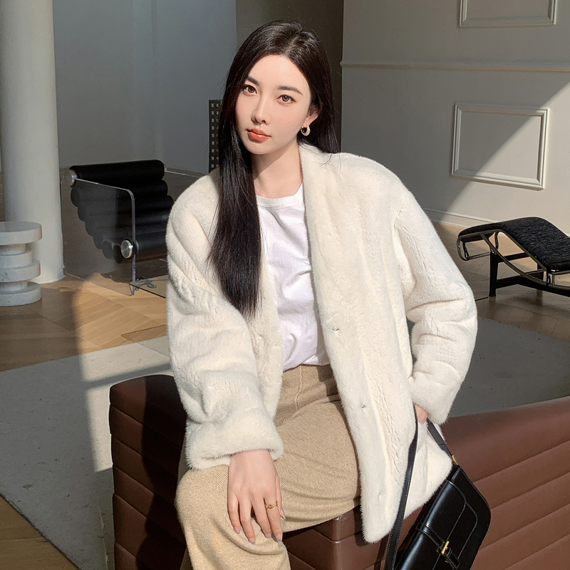 2026 New Imported Velvet Mink Coat for Women, Full Mink V-Neck Young Style Fur Mink Coat 2026 New Imported Velvet Mink Coat for Women, Full Mink V-Neck Young Style Fur Mink Coat
