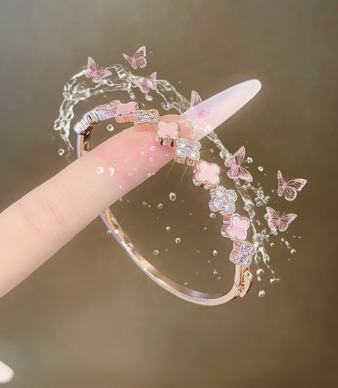 Dreamy Sweetheart Girl Bracelet, a Niche and Exquisite Four-Leaf Clover Super Shiny Crystal Bracelet, a Practical Gift for Best Friends and Girlfriends
