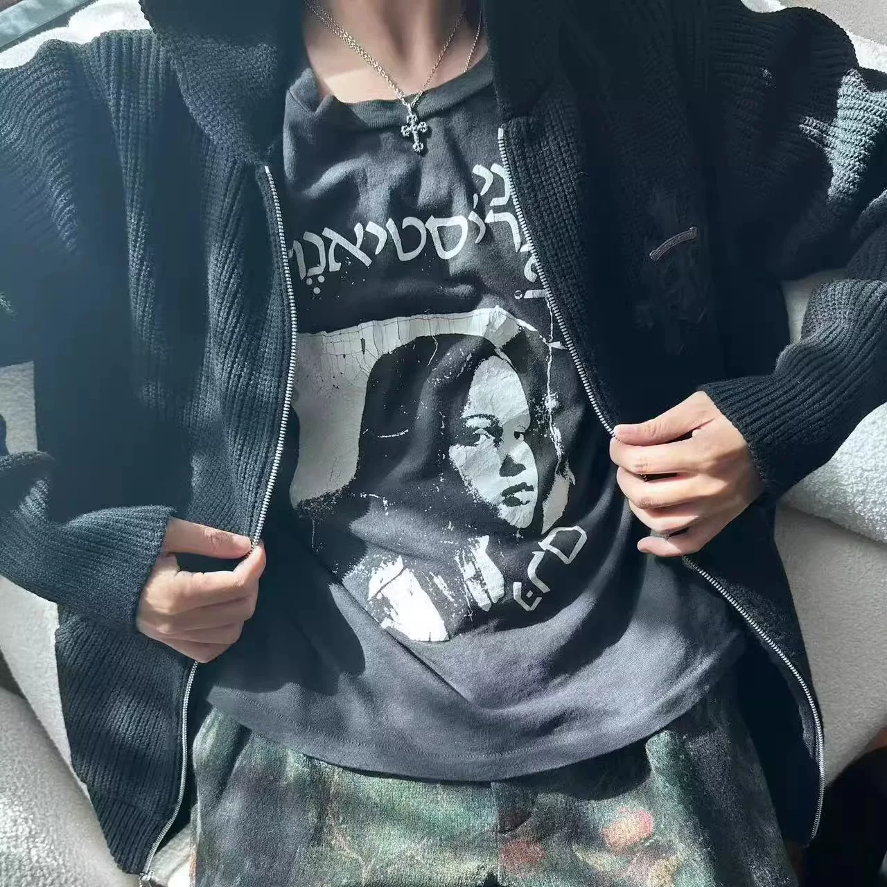 «Тот же образец для менеджера» ERD 24FW Разбитая Картина Christina Потрепанный принт футболка с коротким рукавом