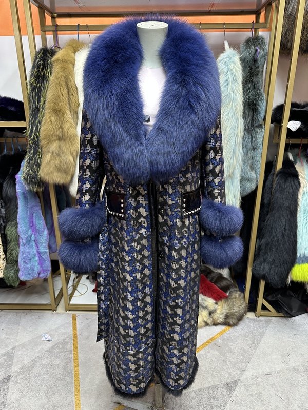 Blue Long Fur Coat Made of Fox Fur 40-57.5kg