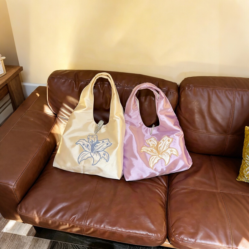 Souvenir Purple Lily Embroidered Handbag, Wedding Gift for Bridesmaids and Guests, Practical Gift Storage Bag for Daily Use