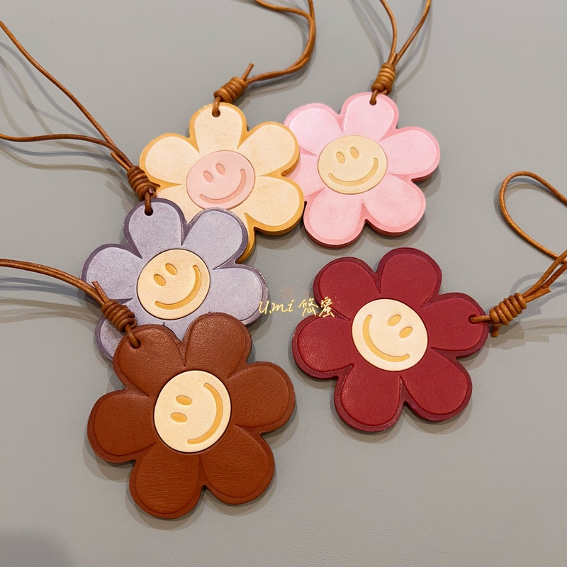 First-Layer Cowhide Flower Sunflower Pendant Smiley Face Flower Bag Charm, Same Style as on Xiaohongshu, Creative Decoration