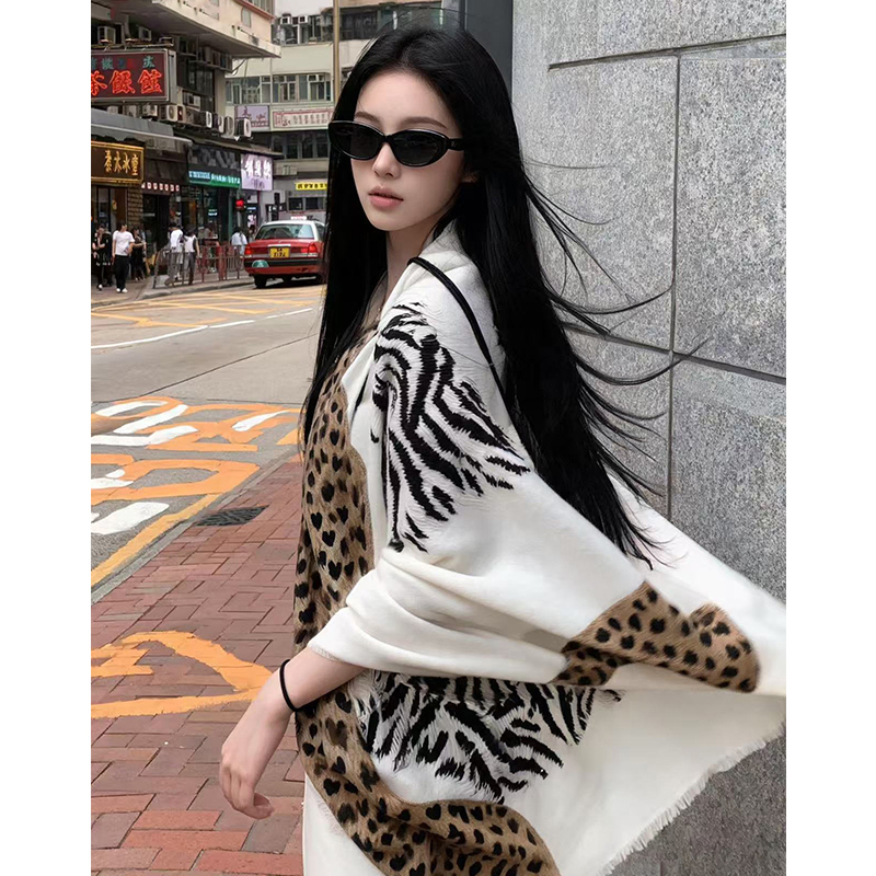 Money-Attracting Leopard, Luxurious and Fashionable High-End Silk Scarf for Women, 2026 New Style, Old Money Style Printed Air-Conditioning Shawl