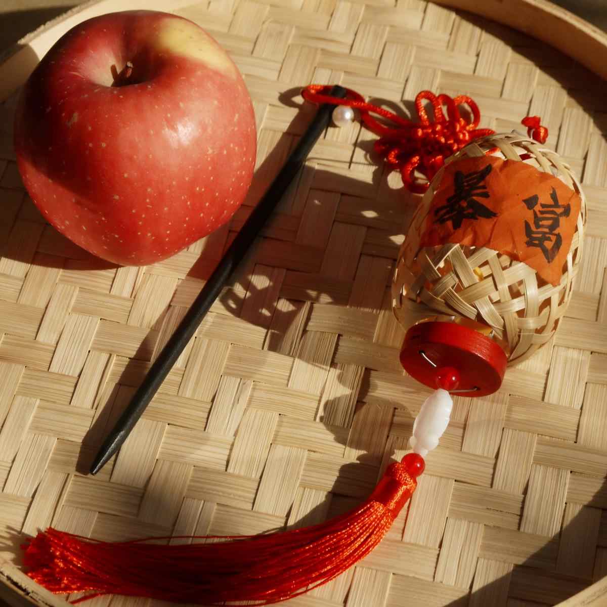 極上 竹籠 竹編網代花籠 竹篭 炭取 草花文陽刻彫銅器付（REMNC45 竹製花器