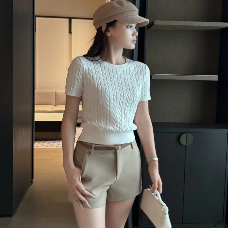 Smart and Elegant Khaki Suit Shorts for Women, High-Waisted, Casual, High-End Feel, 2026 Summer New Commuter Pants