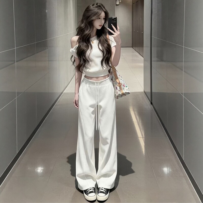 Korean-Style High-End Sportswear Suit for Women in Summer, Slimming, Fashionable, Stylish, Off-Shoulder Short-Sleeved Trousers, Casual Two-Piece Set