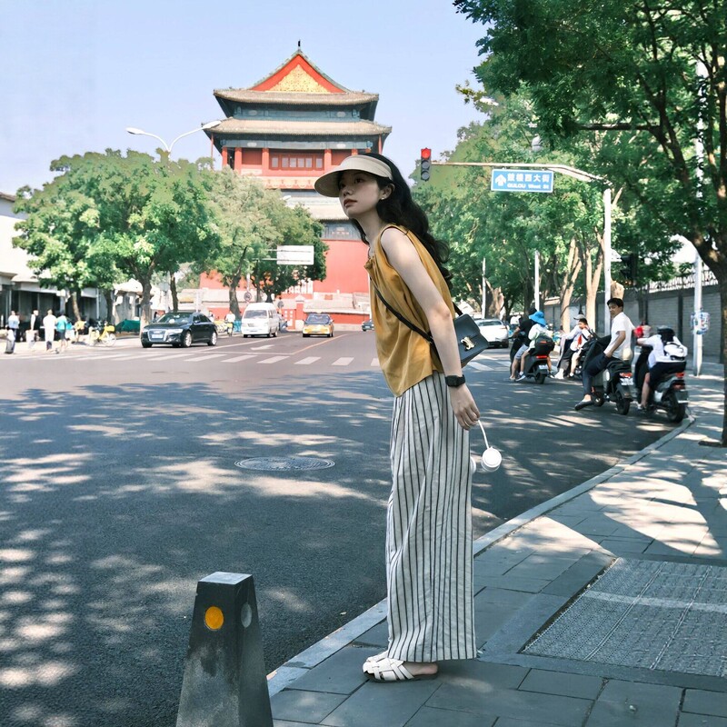 Korean-Style High-End Sports Suit for Women, Summer Slimming Fashion Sleeveless Top with Striped Wide-Leg Pants, Casual Two-Piece Set Korean-Style High-End Sports Suit for Women, Summer Slimming Fashion Sleeveless Top with Striped Wide-Leg Pants, Casual Two-Piece Set