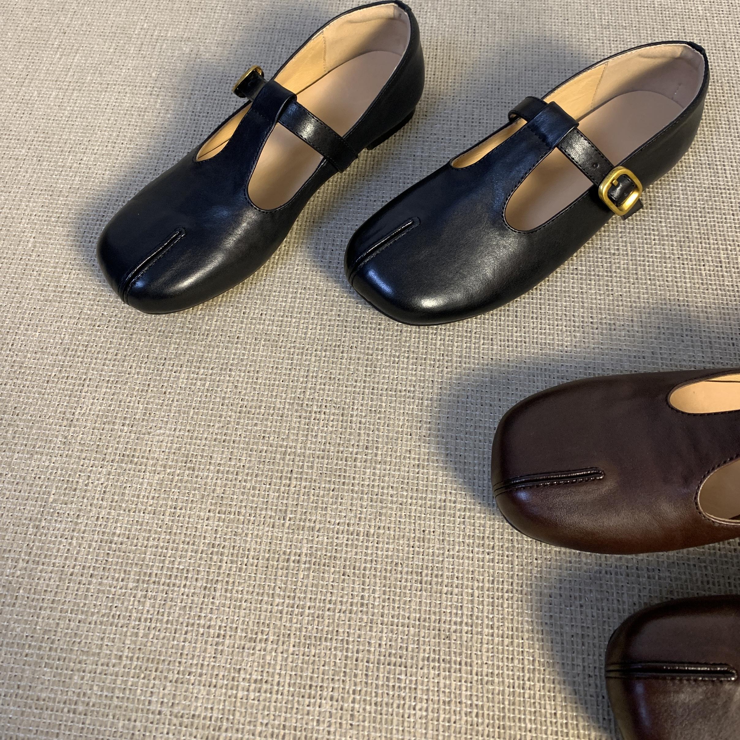 34-42は大きめのサイズで、やや幅広のニッチTストラップメリージェーンレザーシューズ、春のレディースマンゴーヘッドスプリットトゥフラットシューズ