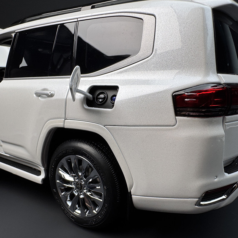 LCD 1:18 丰田陆巡Toyota Land Cruiser LC300 ZX 合金模型：豪车爱好者