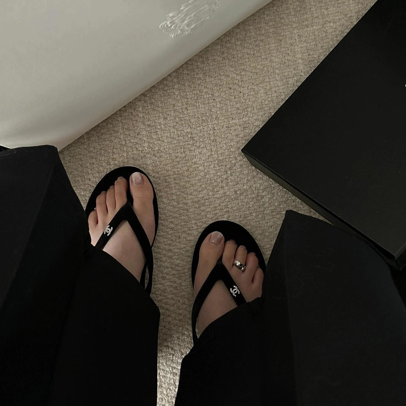 Chanel-Style Velvet Rhinestone Pearl Flip-Flops for Women, Flat Thong Sandals for Beach Wear, Sexy and Stylish