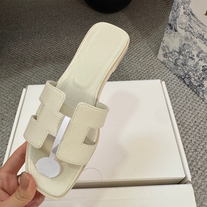 High-End Women's Summer Slippers for Outdoor Wear, New Trendy Style ins Versatile Slide Sandals for Travel and Beach, Genuine Leather Flat Slippers