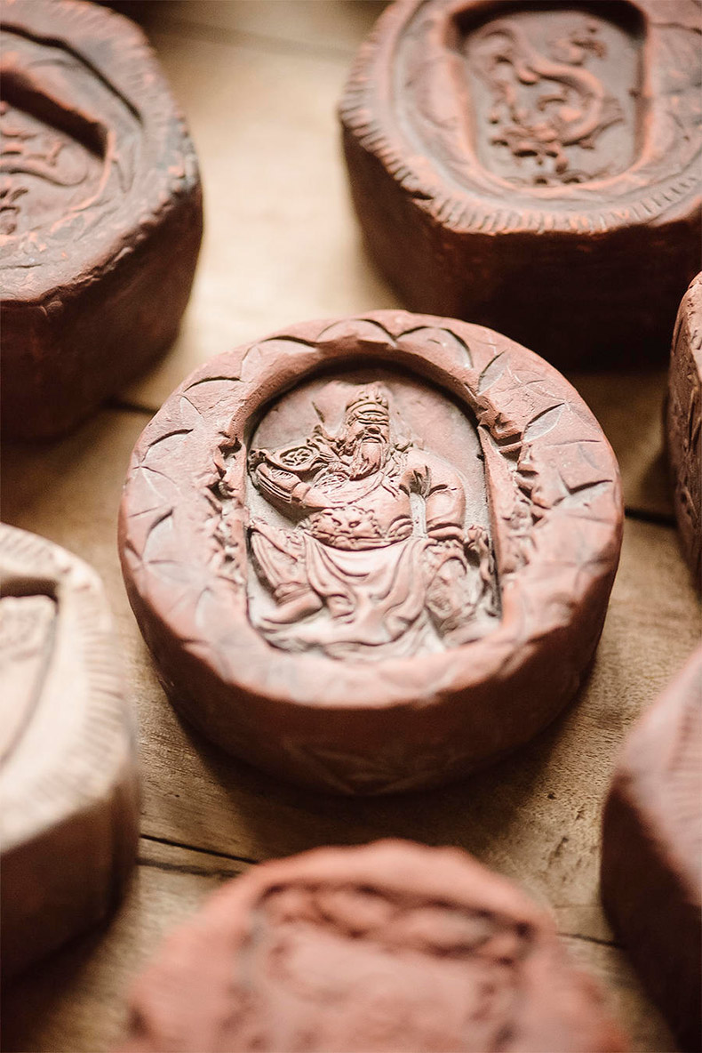 Old objects carved in the child are it with clay tea tea zero pet cover