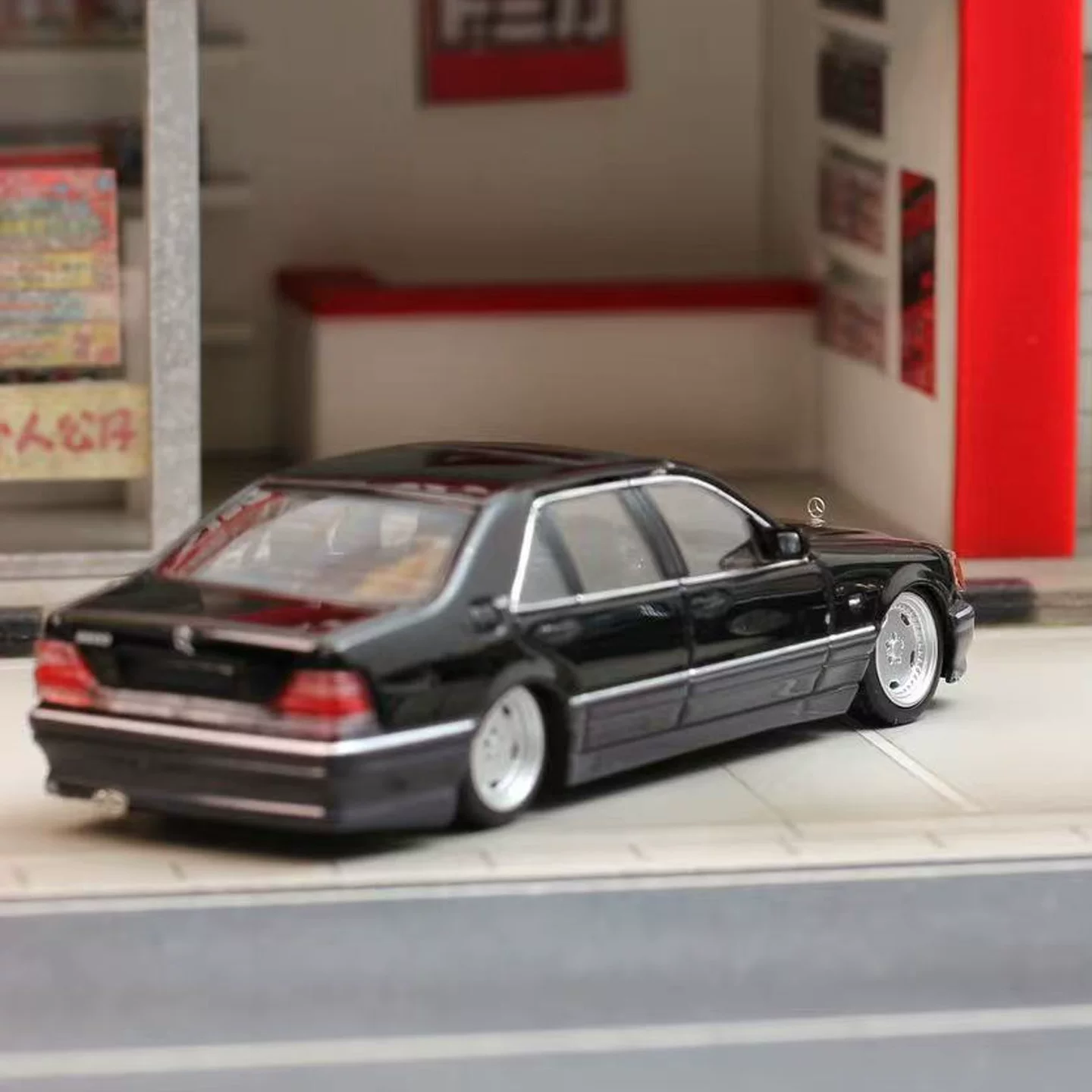 Мерседес-Бенц, черная модель автомобиля, минифигура, масштаб 1:64