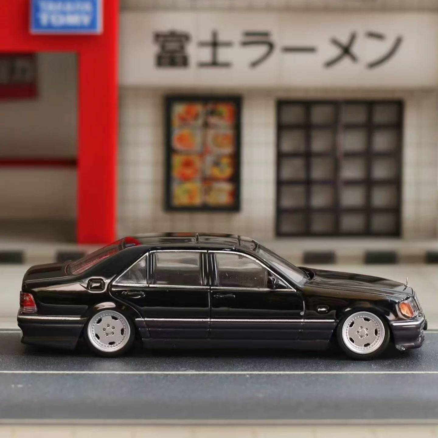 Мерседес-Бенц, черная модель автомобиля, минифигура, масштаб 1:64
