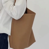 Вместительная и большая сумка через плечо, коллекция 2023