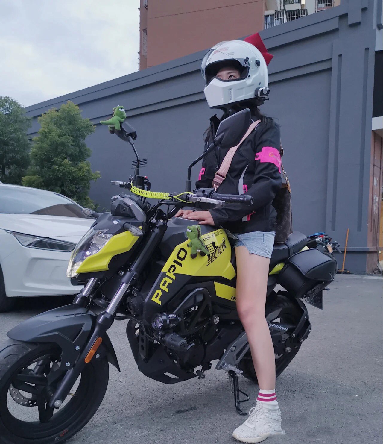 新型CFMoto ST Phantom 125cc燃料噴射式バイクは、男性の通勤に最適なミニモンキースタイルのストリートバイクです。