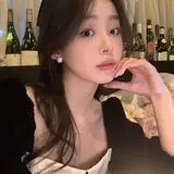 Демисезонный горный чай, небольшие дизайнерские серьги, легкий роскошный стиль, тренд сезона