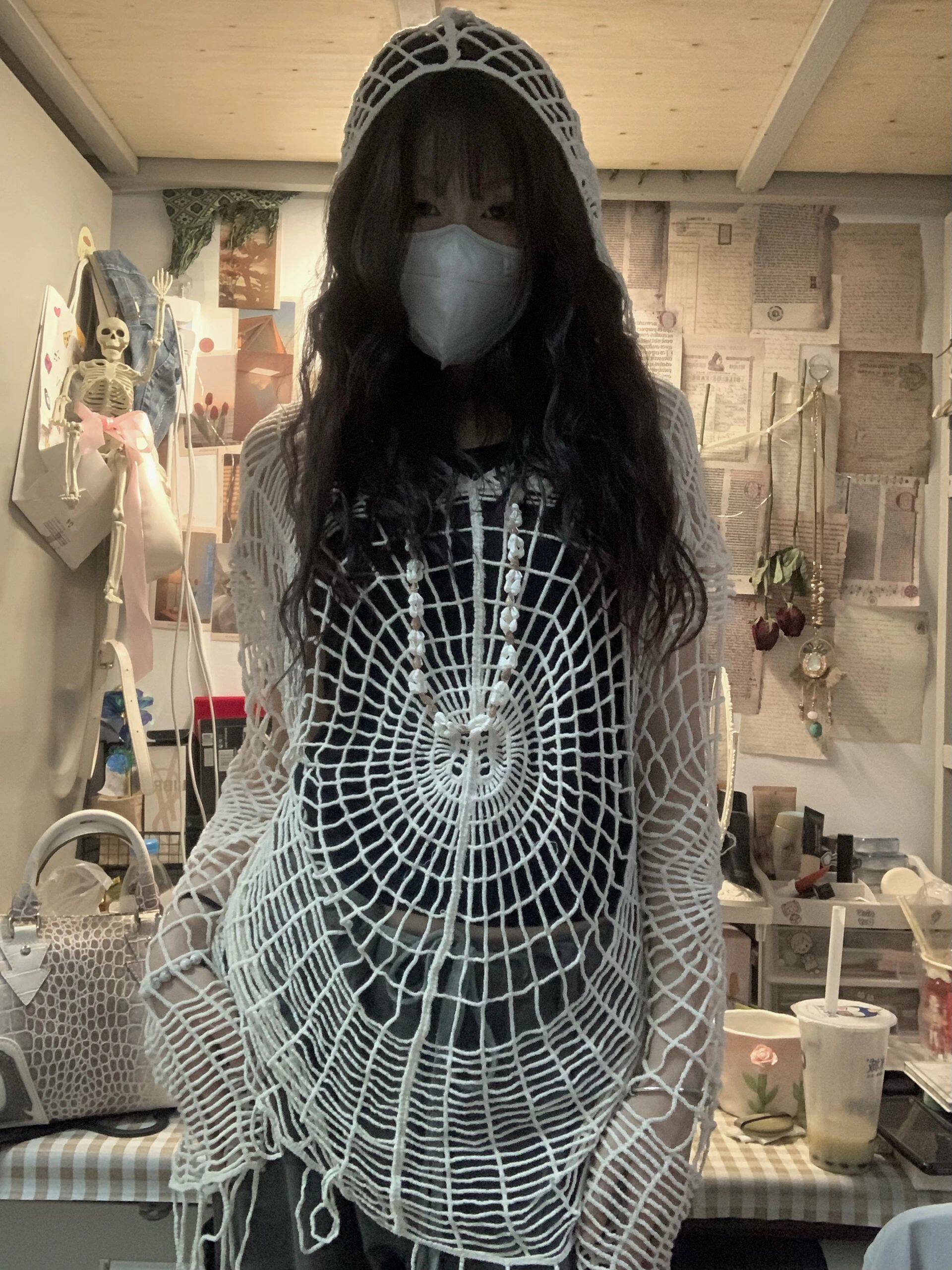 American street style, niche design, spider web cutout ripped hooded knit top for women, summer trendy Chinese style.