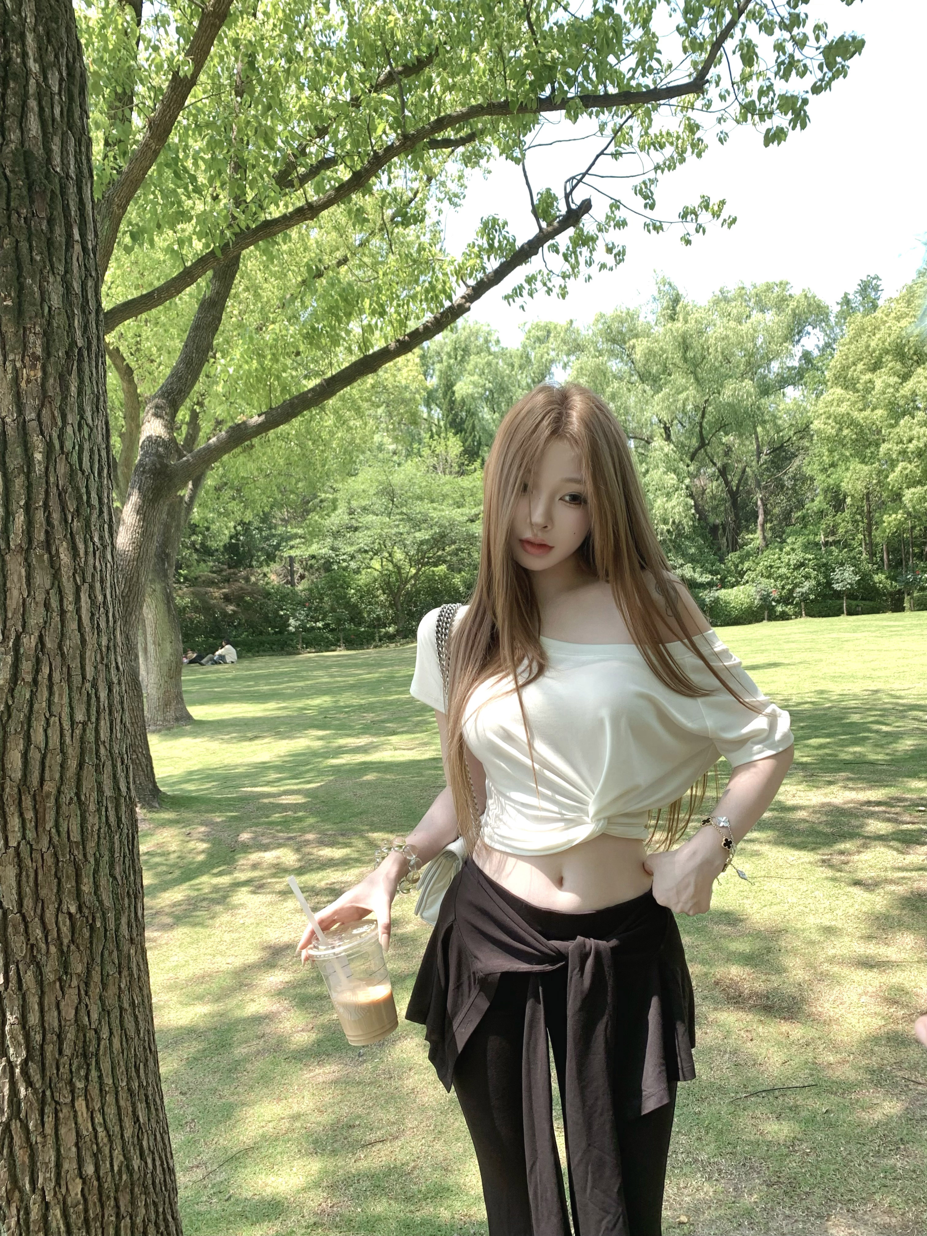 Suuuicee's beautiful shoulder design with a twisted knot; off-shoulder, slim fit, short-sleeved T-shirt; sexy and alluring crop top.