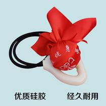 Middle-aged and elderly Teddy Wuji fitness ball swinging the ball Tai Chi tapping the shoulder and neck meridians back beating massage square dance