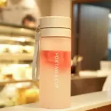 Высокая стоимость студенческой чашки водяной чашки пластиковой двойной крышки проста