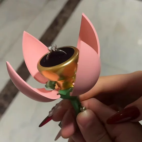 Rose Flower Ring Box Is a Romantic Gift Box That Can Automatically Unfold into a Flower Bud, a Creative Surprise Gift for Your Girlfriend on Chinese Valentine's Day