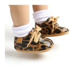 Новорожденный ребенок, кожаные снимки младенца первые ходьбы