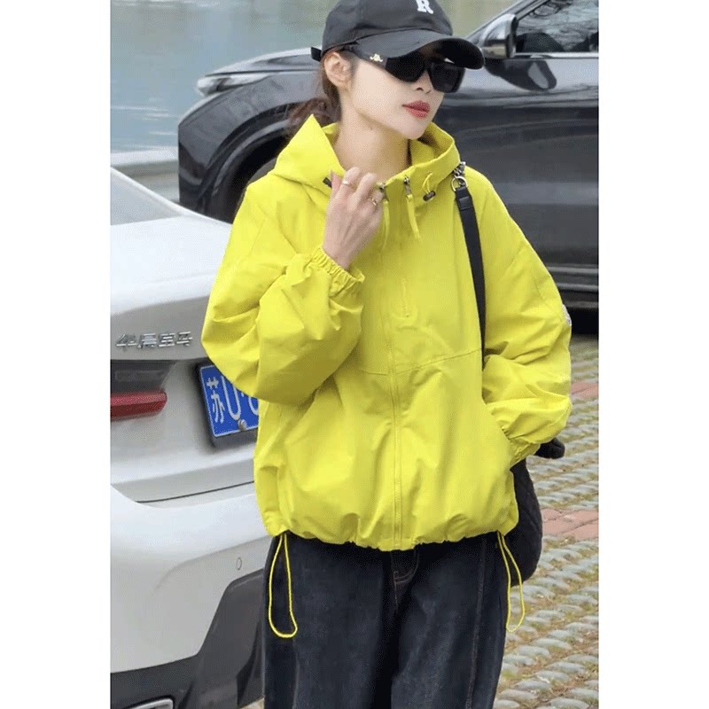 小柄な女性向けのダブルジップフード付きショートジャケット、春の新作スタイル、ゆったりとしたフィット感、スリムに見せるデザイン、裾にドローストリング付き、ウィンドブレーカー風トップス
