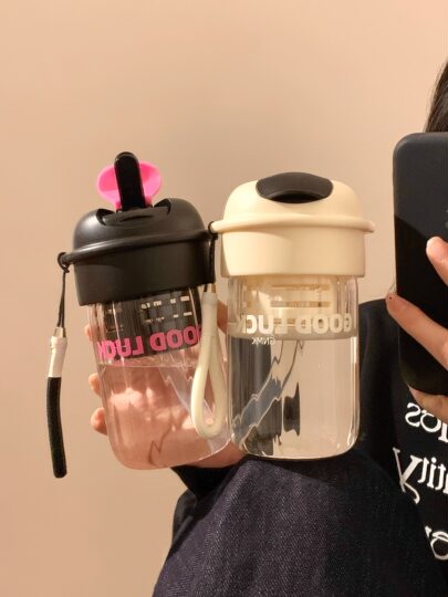 Einfacher Wasserbecher für Mädchen mit gutem Aussehen im Sommer 2025, neuer Stroh-Teelager-Büro, tragbarer Studenten-Glasbecher