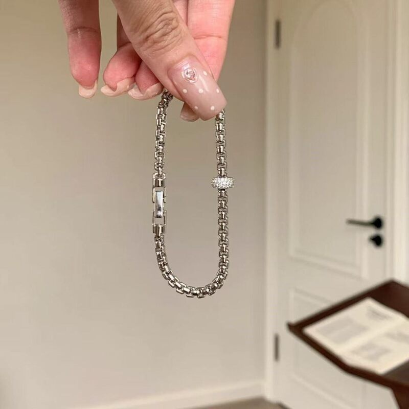 Titanium Steel Non-Fading "Grapevine" Minimalist Style Chain Bracelet with Sparkling Diamond Running Loop, Super Cool Bracelet Accessory