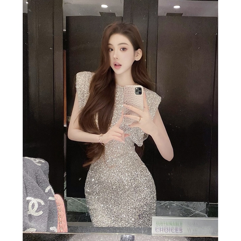 Silver Glittering Dress for Women, Summer Style, Luxurious and Elegant, Waist-Cinching, Slimming, Suitable for Birthday Parties Silver Glittering Dress for Women, Summer Style, Luxurious and Elegant, Waist-Cinching, Slimming, Suitable for Birthday Parties