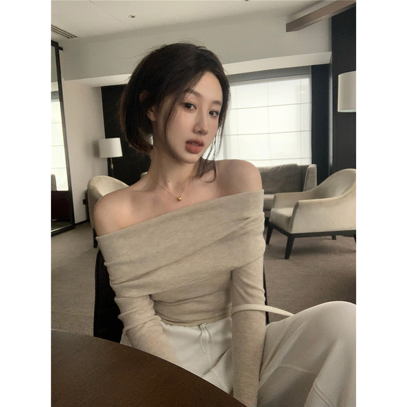 One-Shoulder Ruched Collar Top for Women, Early Autumn 2026 New Style, Off-Shoulder Slim-Fit Outerwear, Base Layer Knit Top with a High-End Feel One-Shoulder Ruched Collar Top for Women, Early Autumn 2026 New Style, Off-Shoulder Slim-Fit Outerwear, Base Layer Knit Top with a High-End Feel