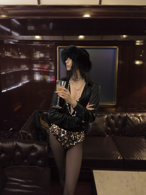 Se Flatter Is a Dazzling and Glamorous Diamond-Embellished Low-Rise Ultra-Short Panty with Sequins That Can Be Worn Outside, Similar to Yi Mengling's Style