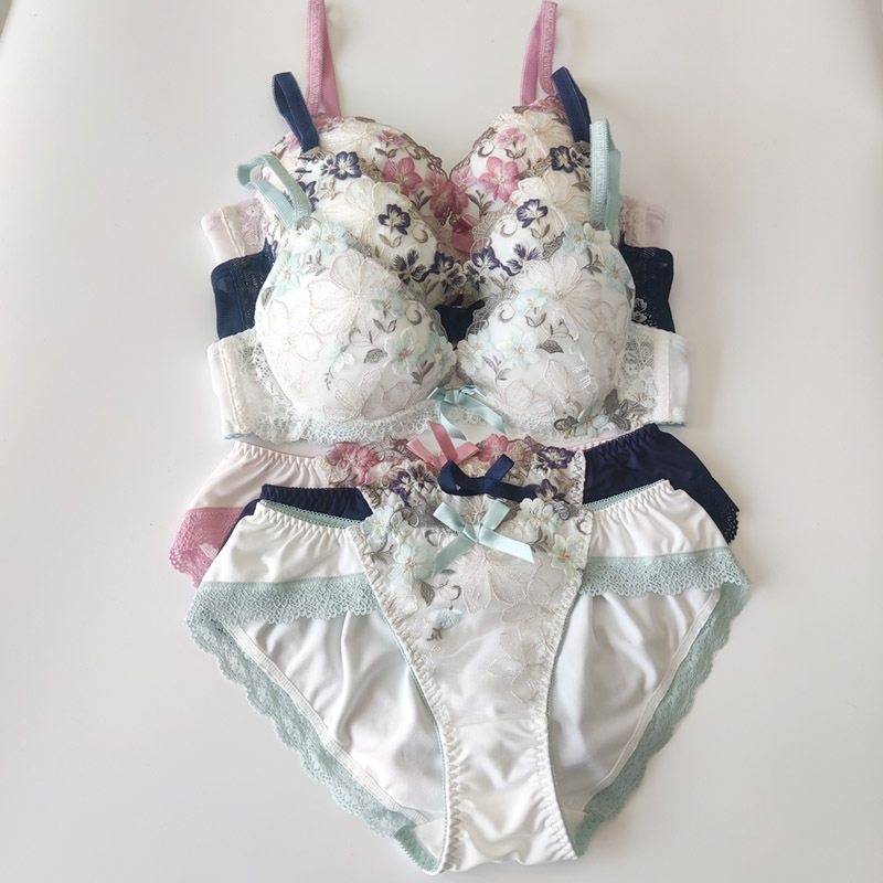 2025 New Seasonal Japanese-Style Embroidered Floral Low-Cut Sweetheart Round Cup Underwire Bra Set