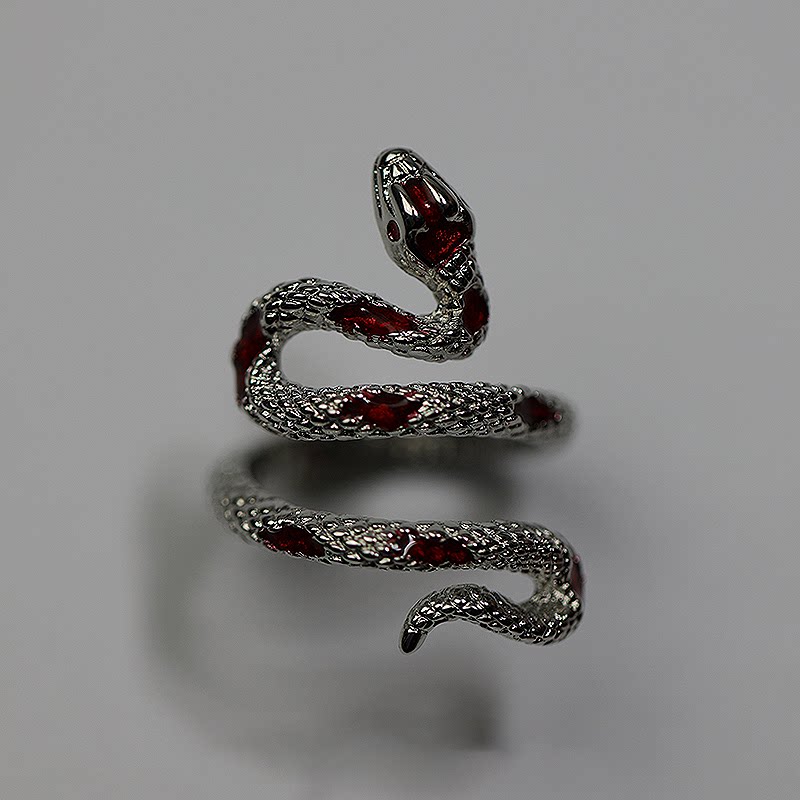 Chu Deng's family! Bored, he wore a small, scarred snake ring!
