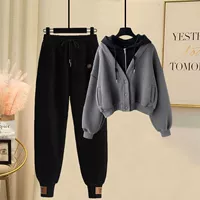 Серый топ + черные брюки (тонкий весенне-осенний вариант)