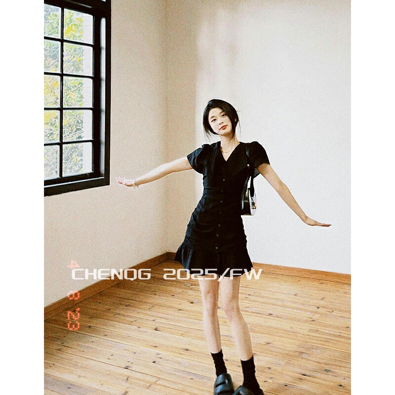 Chenqg/Chen Qian Guan French V-Neck Ruffled Waist-Cinching Dress for Women, Slimming Puff Sleeves, Elegant Little Black Dress