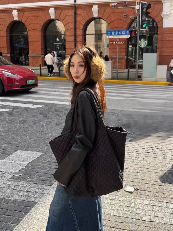Simple Quilted Cotton-Filled Shoulder Bag, Large Capacity, Lightweight Tote Bag, Versatile Commuter Handbag, Large Travel Bag