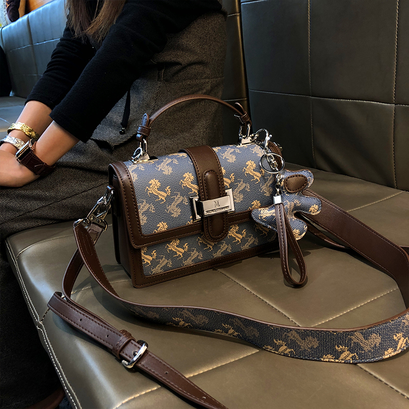 Hong Kong Brand High-Quality Wide-Band Peninsula Iron Box Single-Shoulder Crossbody Bag 2026 New Fashion Small Square Bag Hong Kong Brand High-Quality Wide-Band Peninsula Iron Box Single-Shoulder Crossbody Bag 2026 New Fashion Small Square Bag